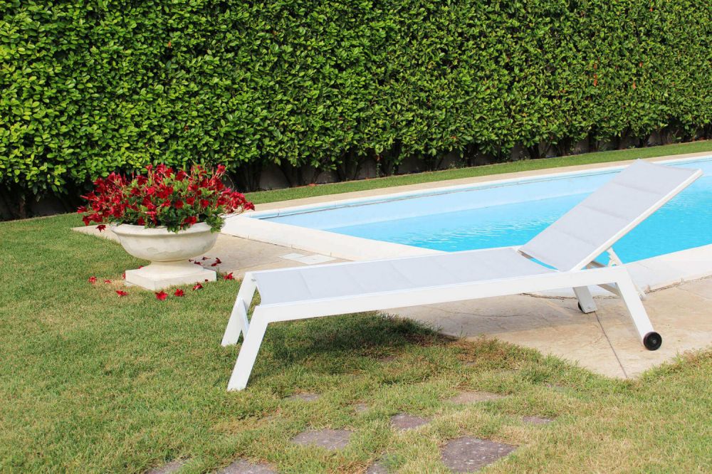 ombrellone-giardino-piscina-legno-alluminio-esterno-vaso-lettini-sdraio