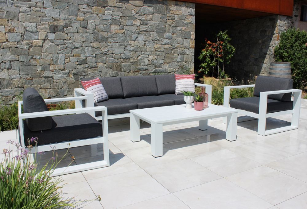 tavolo-alluminio-esterno-legno-ferro-piscina-teak-sedie-lettini-ombrellone-leggero-