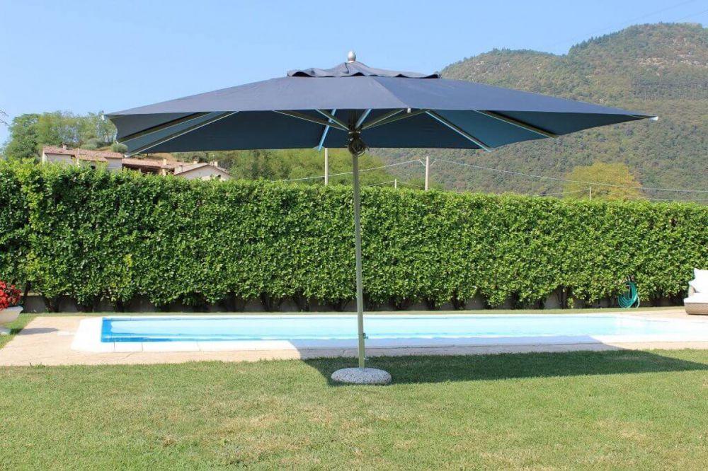 tavolo-alluminio-esterno-legno-ferro-piscina-teak-sedie-lettini-ombrellone-leggero-